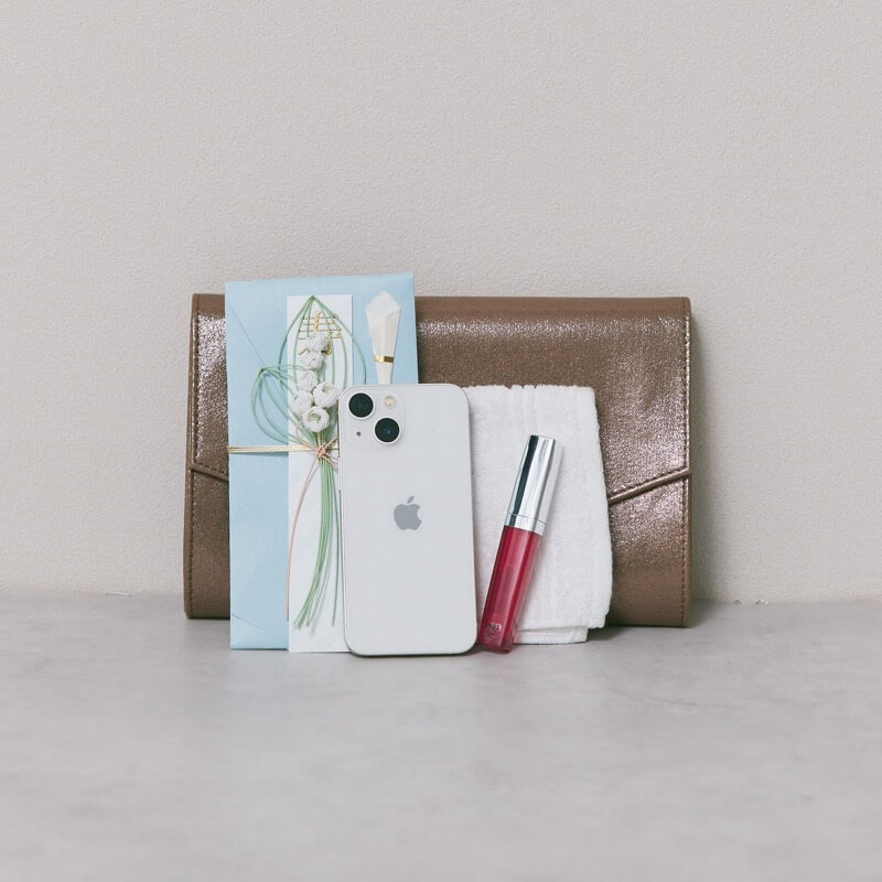 ゴールドのシャインクラッチバッグ