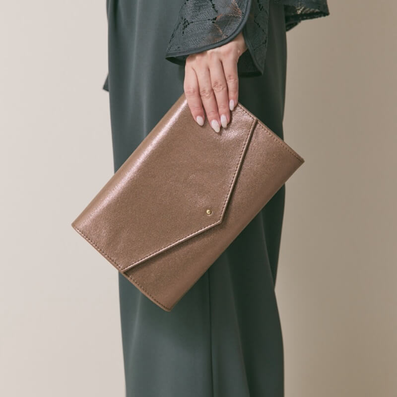 ゴールドのシャインクラッチバッグ