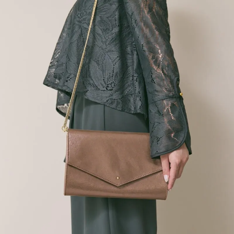 ゴールドのシャインクラッチバッグ