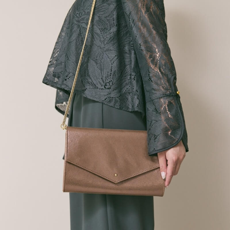 ゴールドのシャインクラッチバッグ