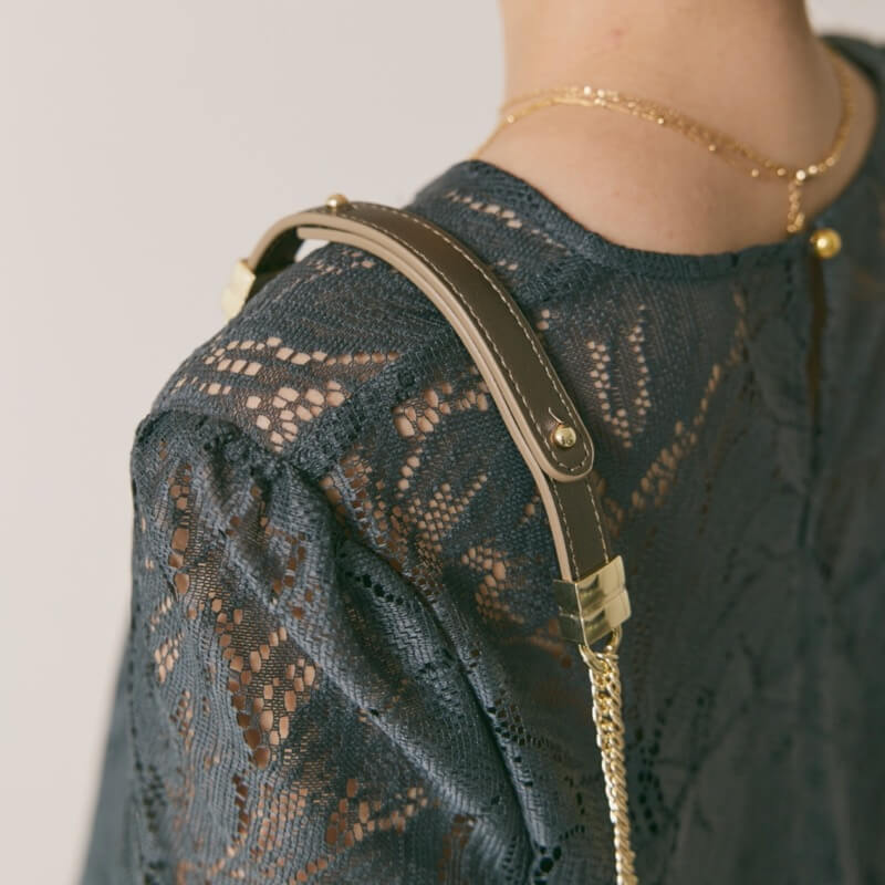 ゴールドのシャインクラッチバッグ