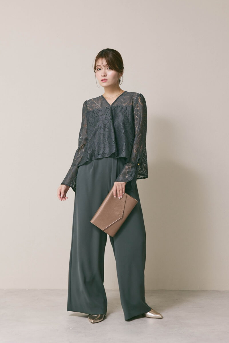 ゴールドのシャインクラッチバッグ