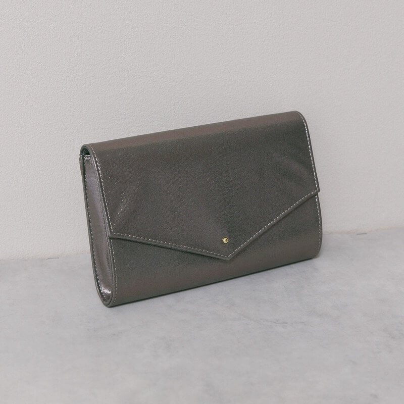 シルバーのシャインクラッチバッグ