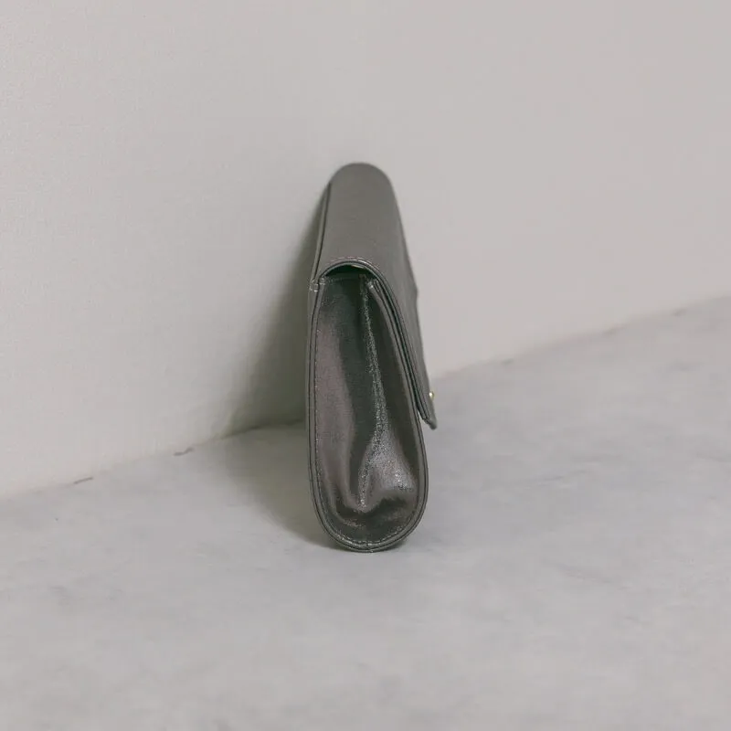 シルバーのシャインクラッチバッグ