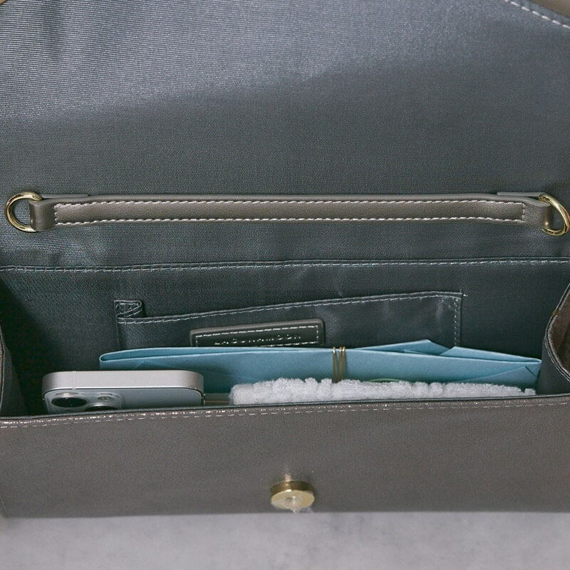 シルバーのシャインクラッチバッグ