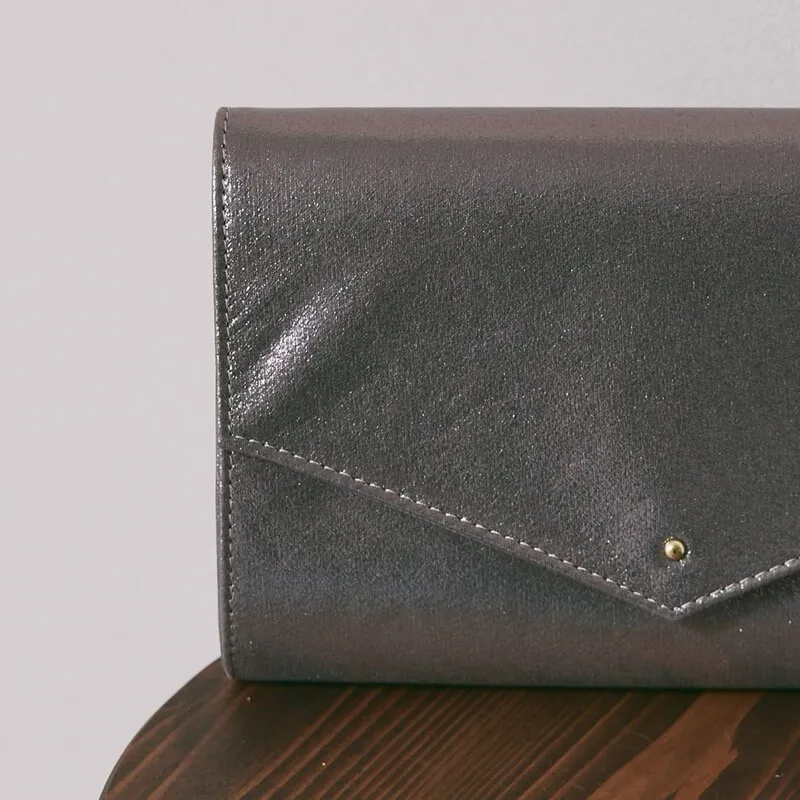 シルバーのシャインクラッチバッグ