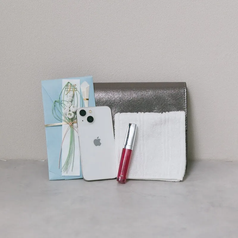 シルバーのシャインクラッチバッグ