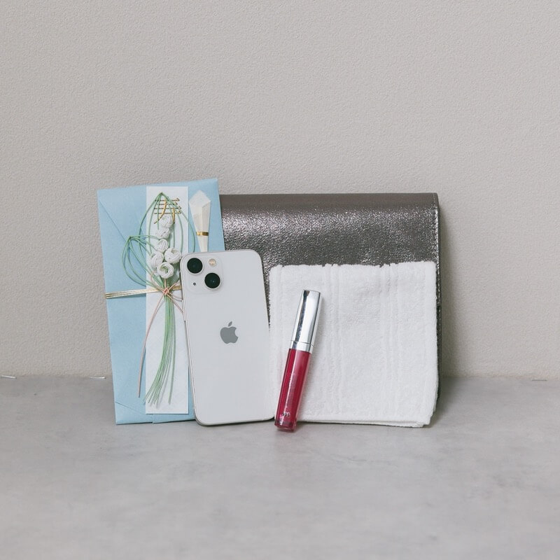 シルバーのシャインクラッチバッグ