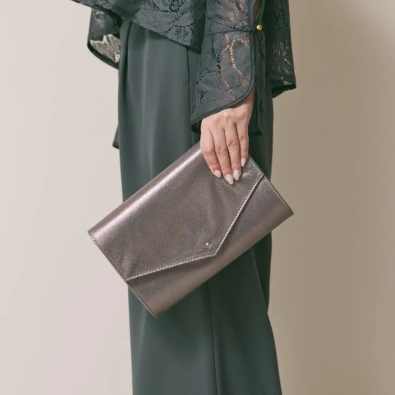 シルバーのシャインクラッチバッグ