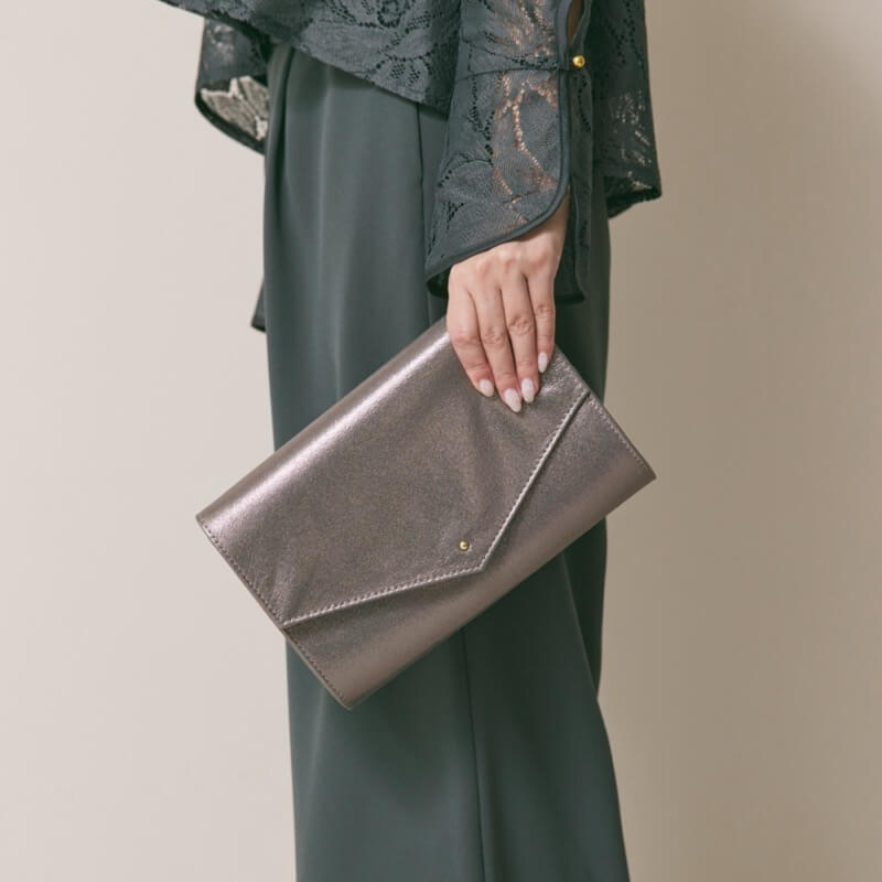 シルバーのシャインクラッチバッグ