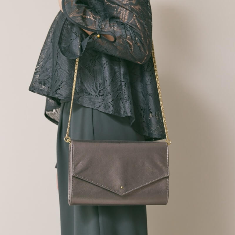 シルバーのシャインクラッチバッグ