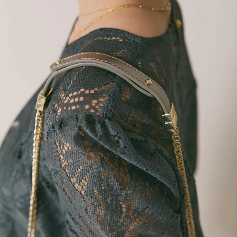 シルバーのシャインクラッチバッグ