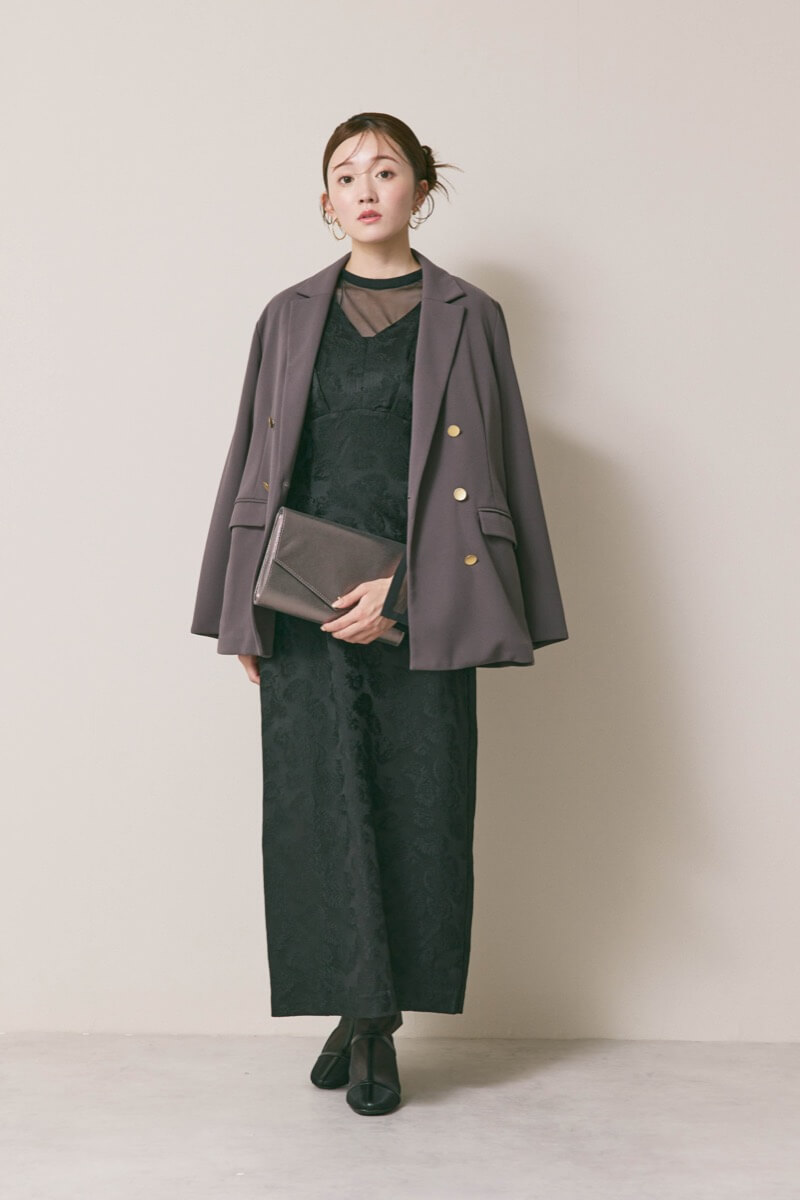 シルバーのシャインクラッチバッグ