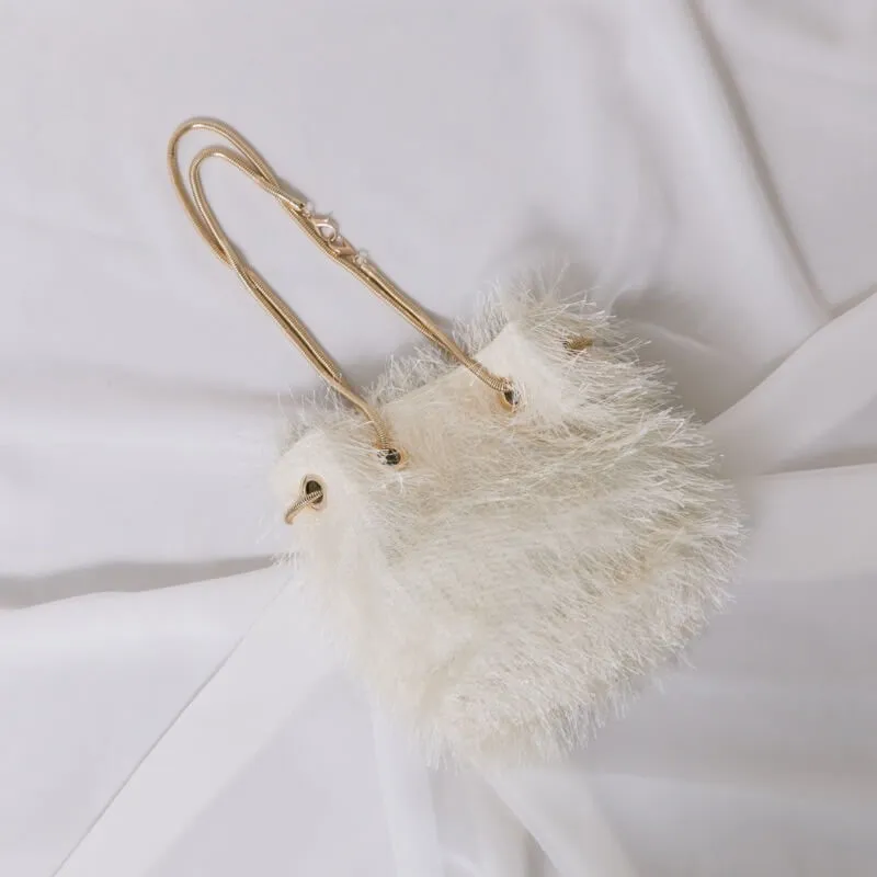 ベージュのシャギーファーバッグ