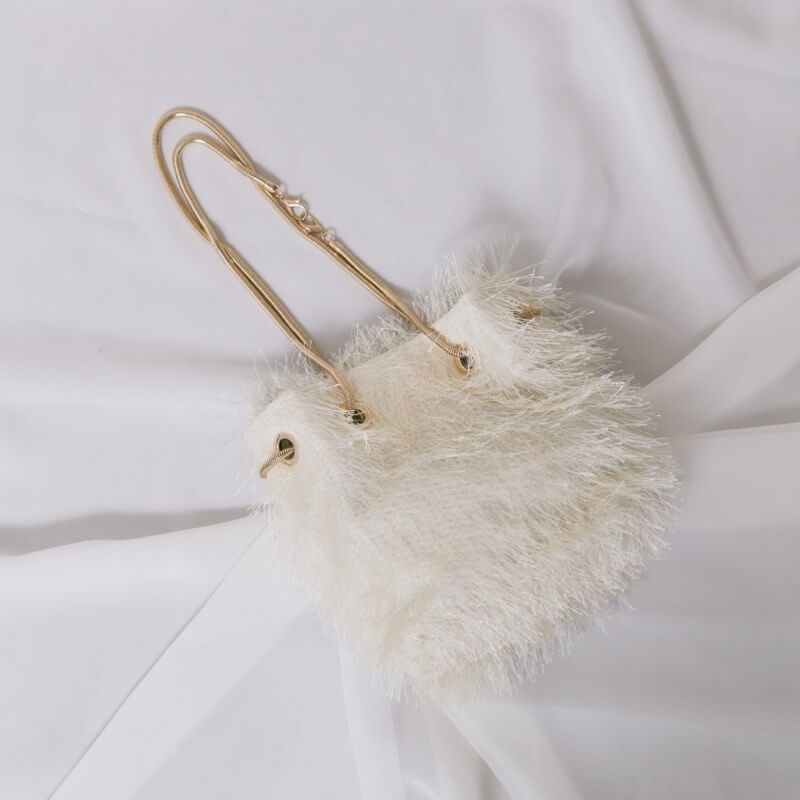 ベージュのシャギーファーバッグ