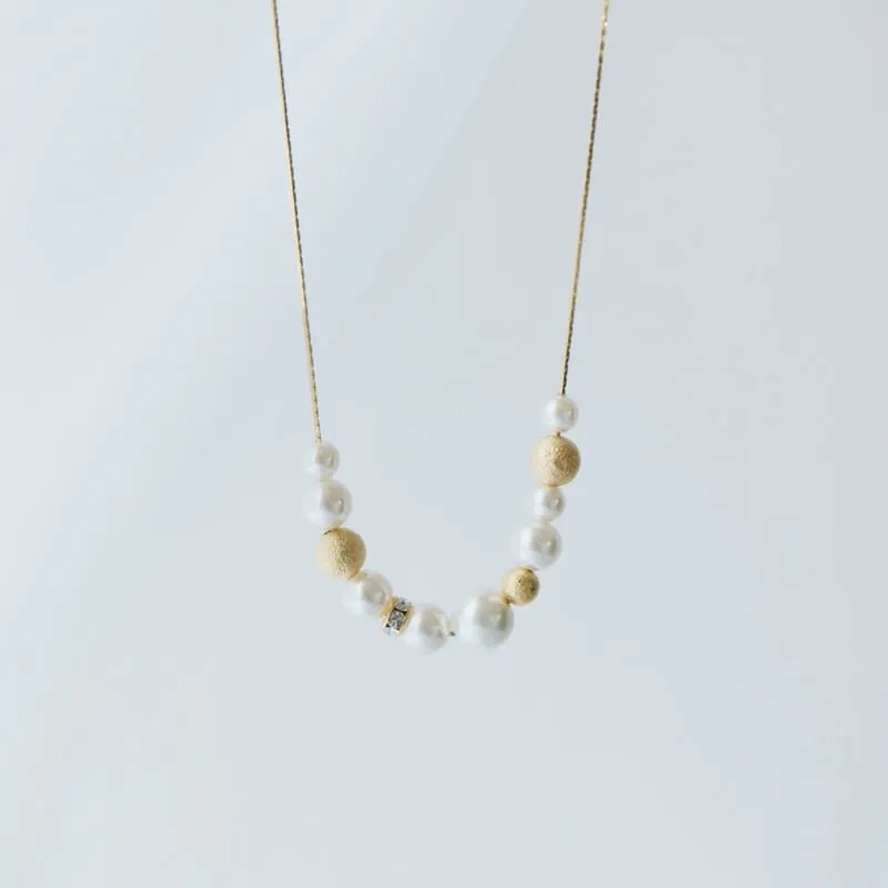 ゴールドのパール×ダストボールネックレス