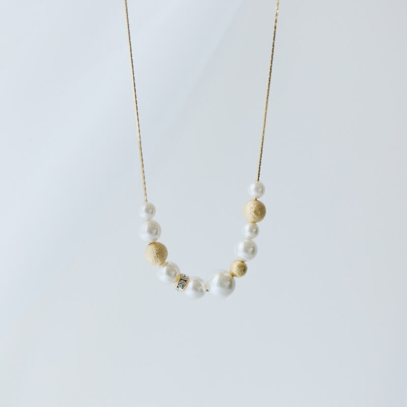 ゴールドのパール×ダストボールネックレス