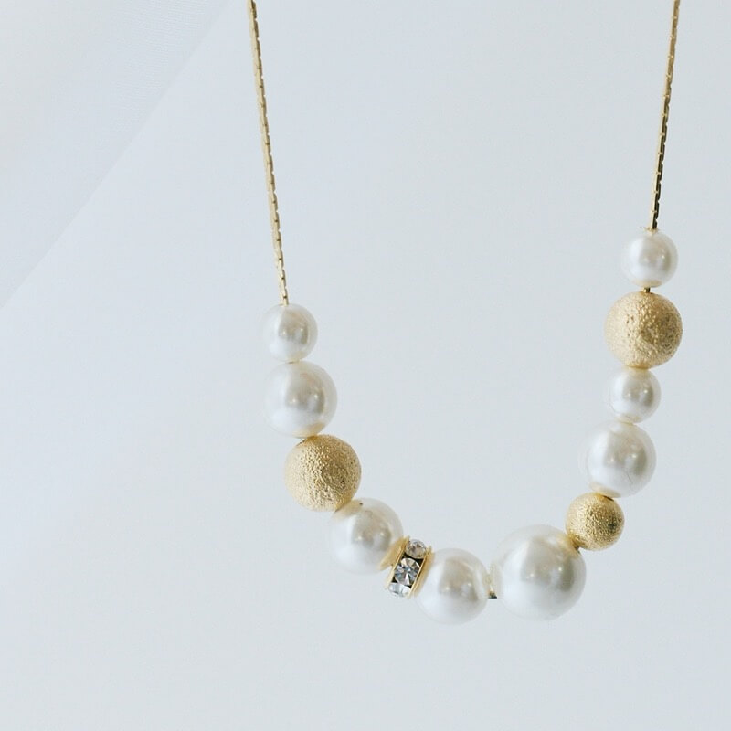 ゴールドのパール×ダストボールネックレス