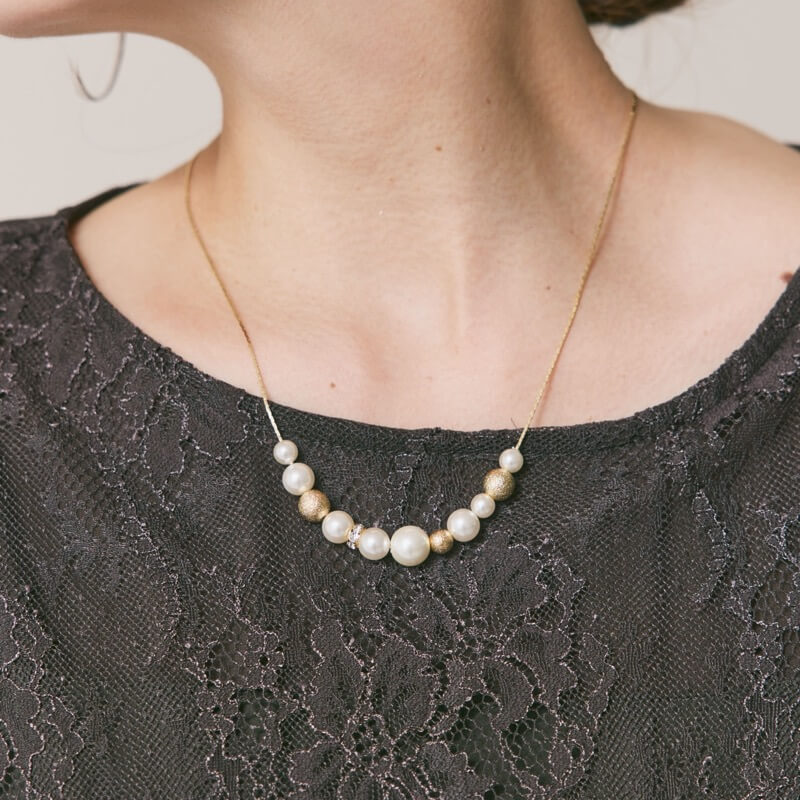 ゴールドのパール×ダストボールネックレス