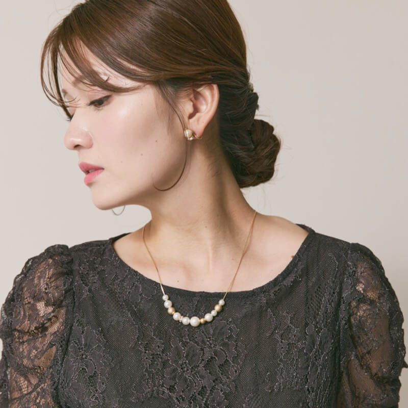 ゴールドのパール×ダストボールネックレス