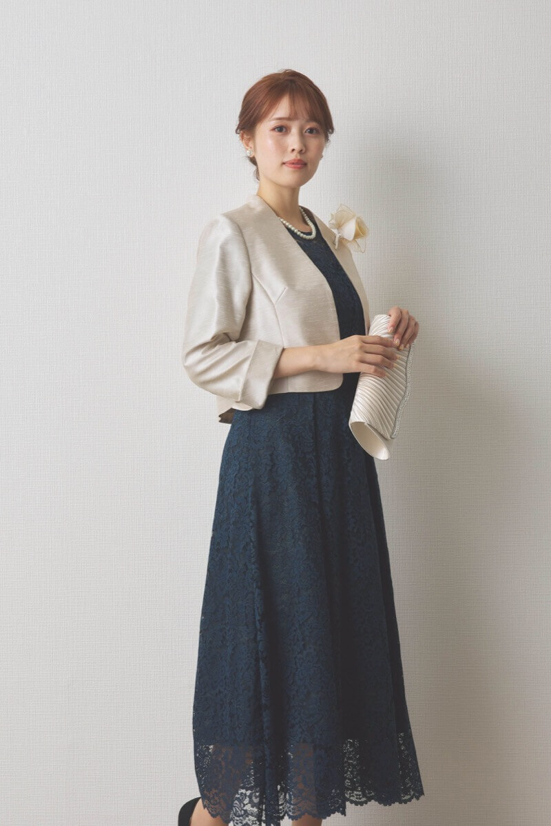 グリーンのスクエアスリーブフラワーレースドレス