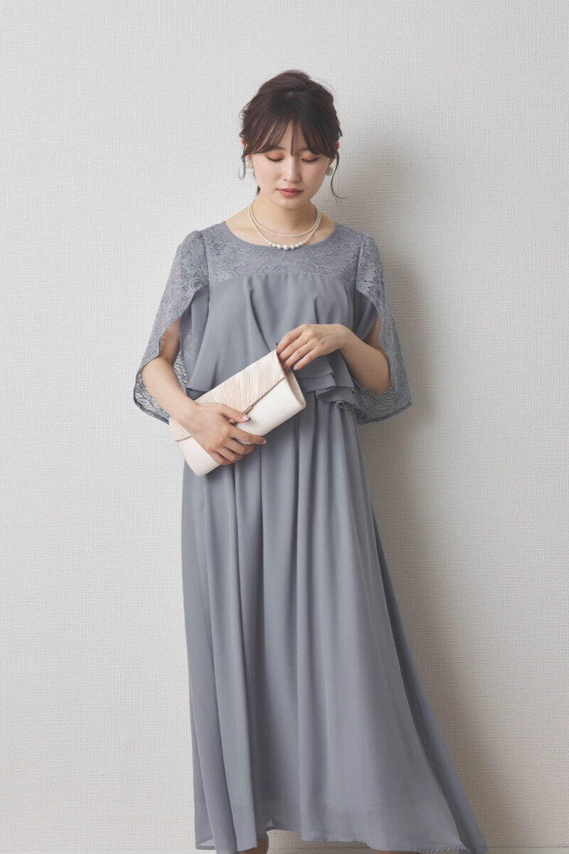 ライトグレーの授乳口付スリットスリーブドレス