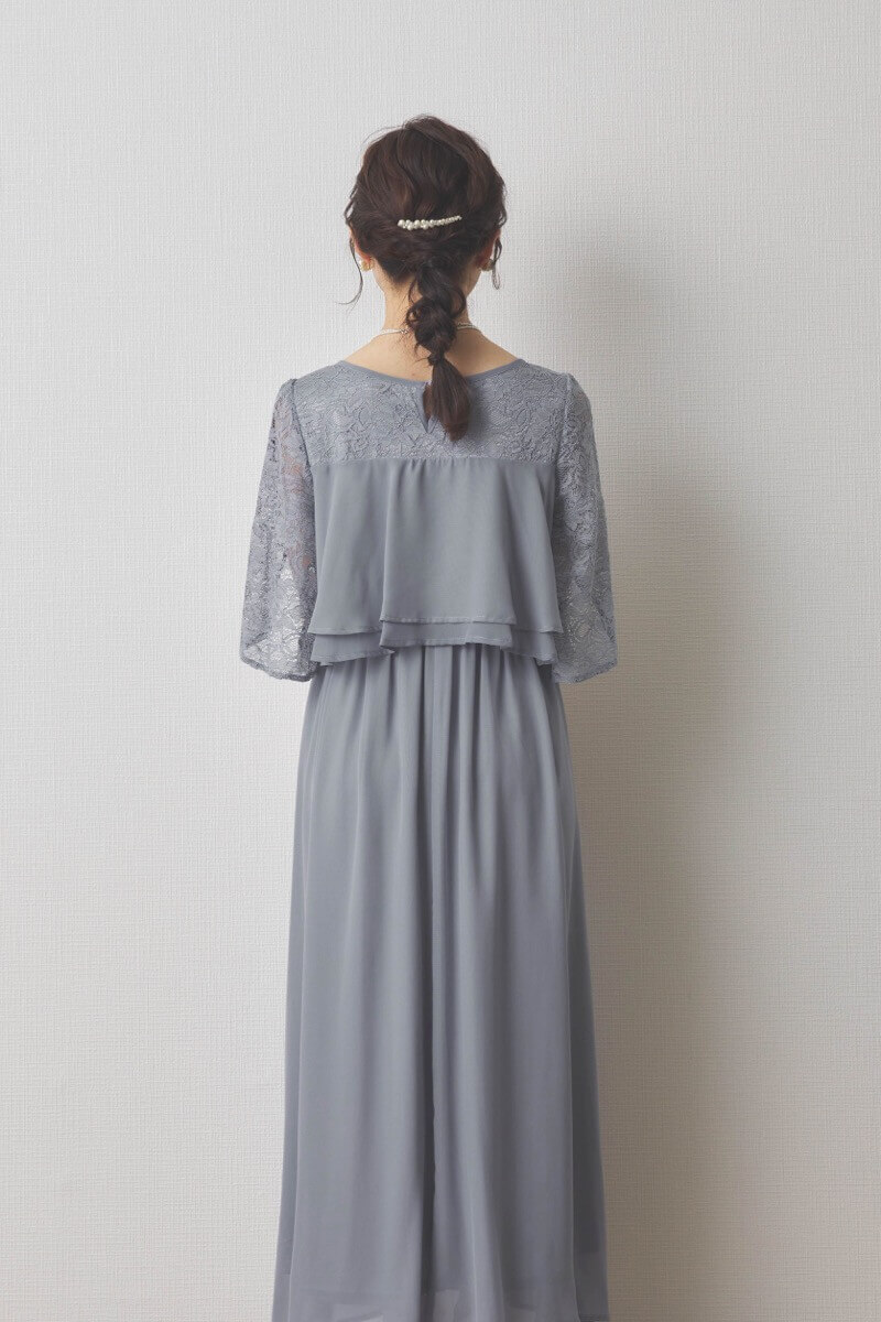 ライトグレーの授乳口付スリットスリーブドレス