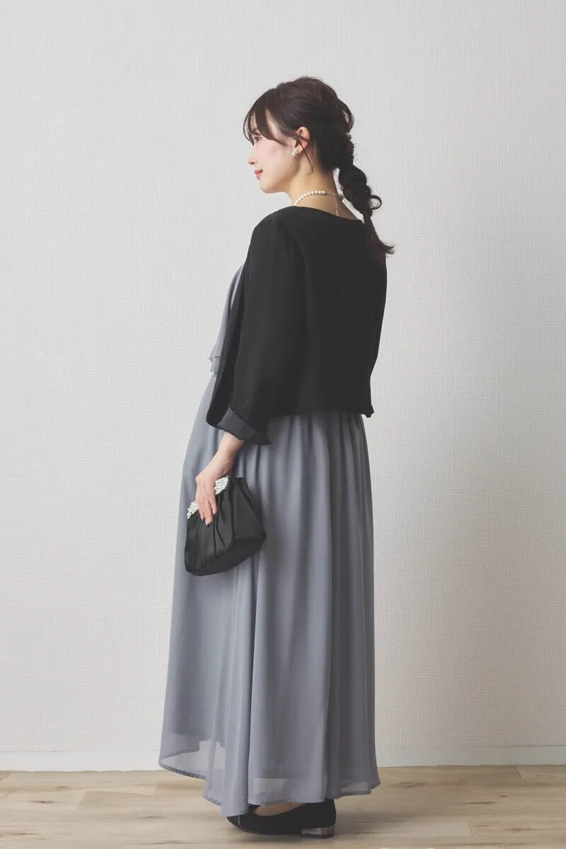 ライトグレーの授乳口付スリットスリーブドレス