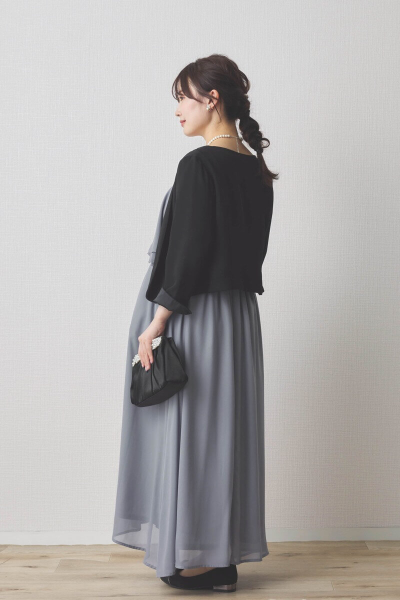 ライトグレーの授乳口付スリットスリーブドレス