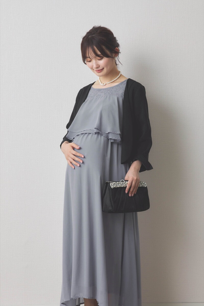ライトグレーの授乳口付スリットスリーブドレス
