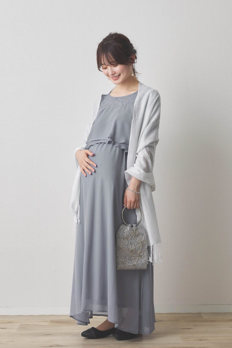 ライトグレーの授乳口付スリットスリーブドレス