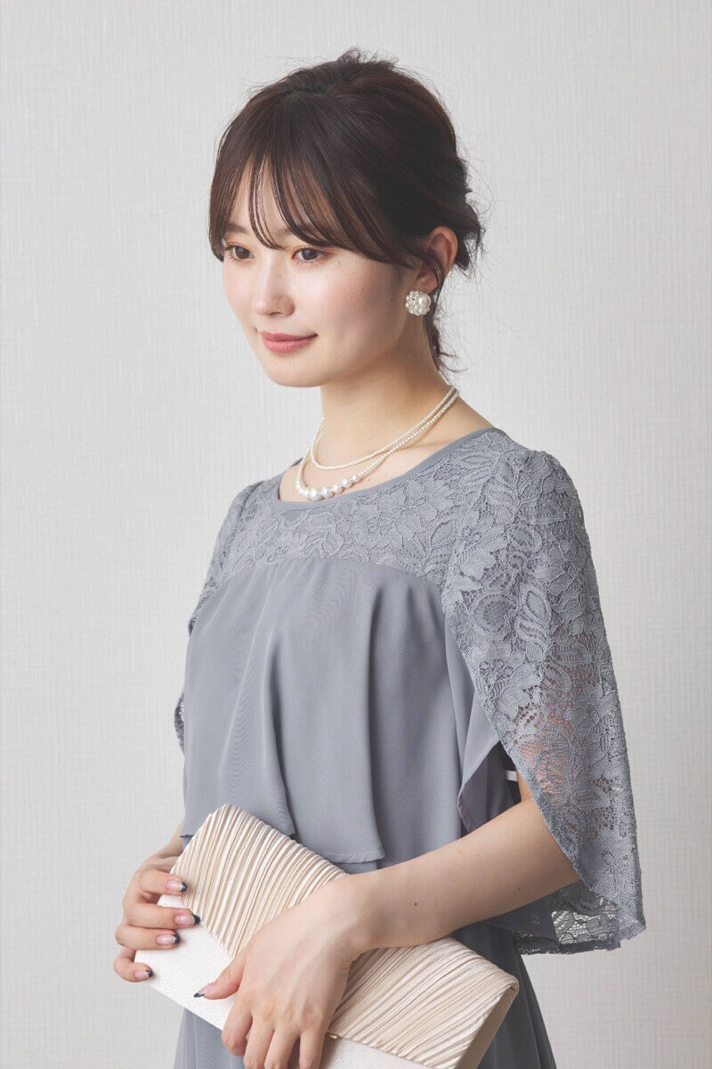 ライトグレーの授乳口付スリットスリーブドレス