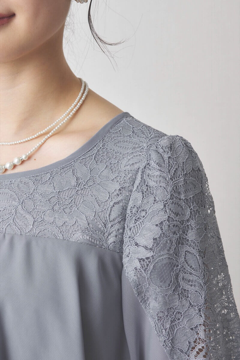 ライトグレーの授乳口付スリットスリーブドレス