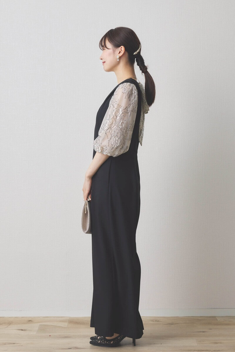 ブラックのレース袖オールインワンドレス