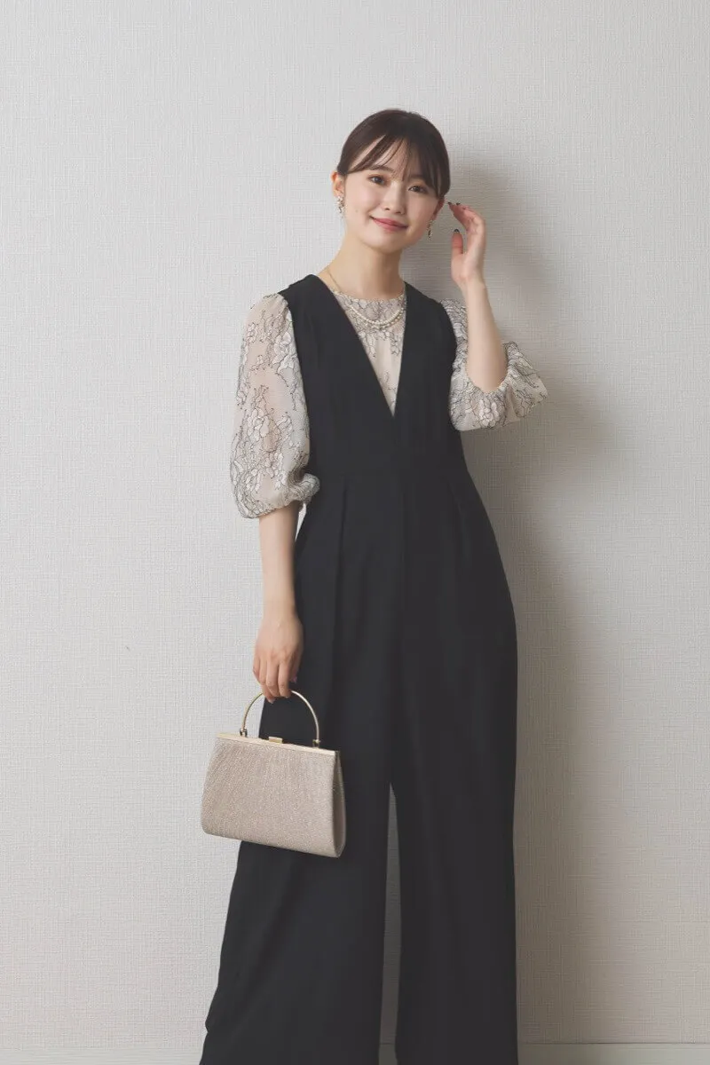 ブラックのレース袖オールインワンドレス