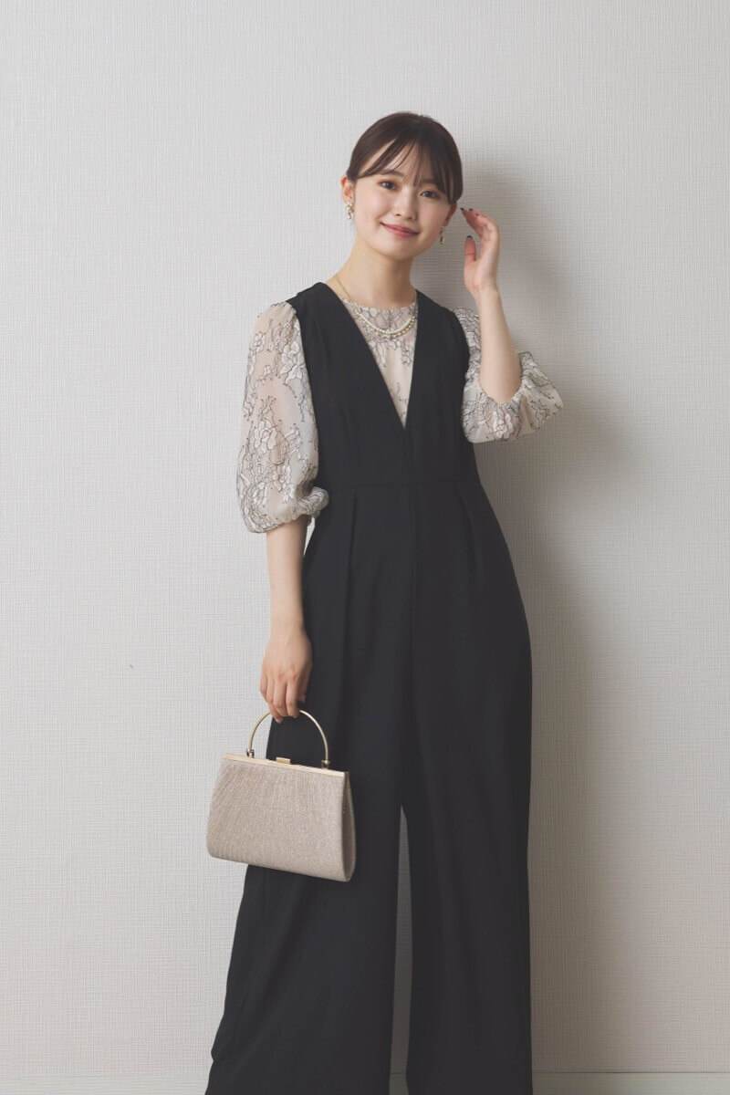 ブラックのレース袖オールインワンドレス