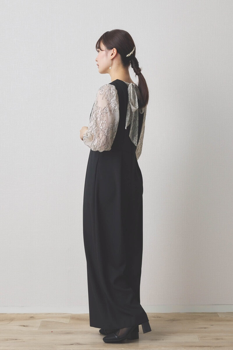 ブラックのレース袖オールインワンドレス