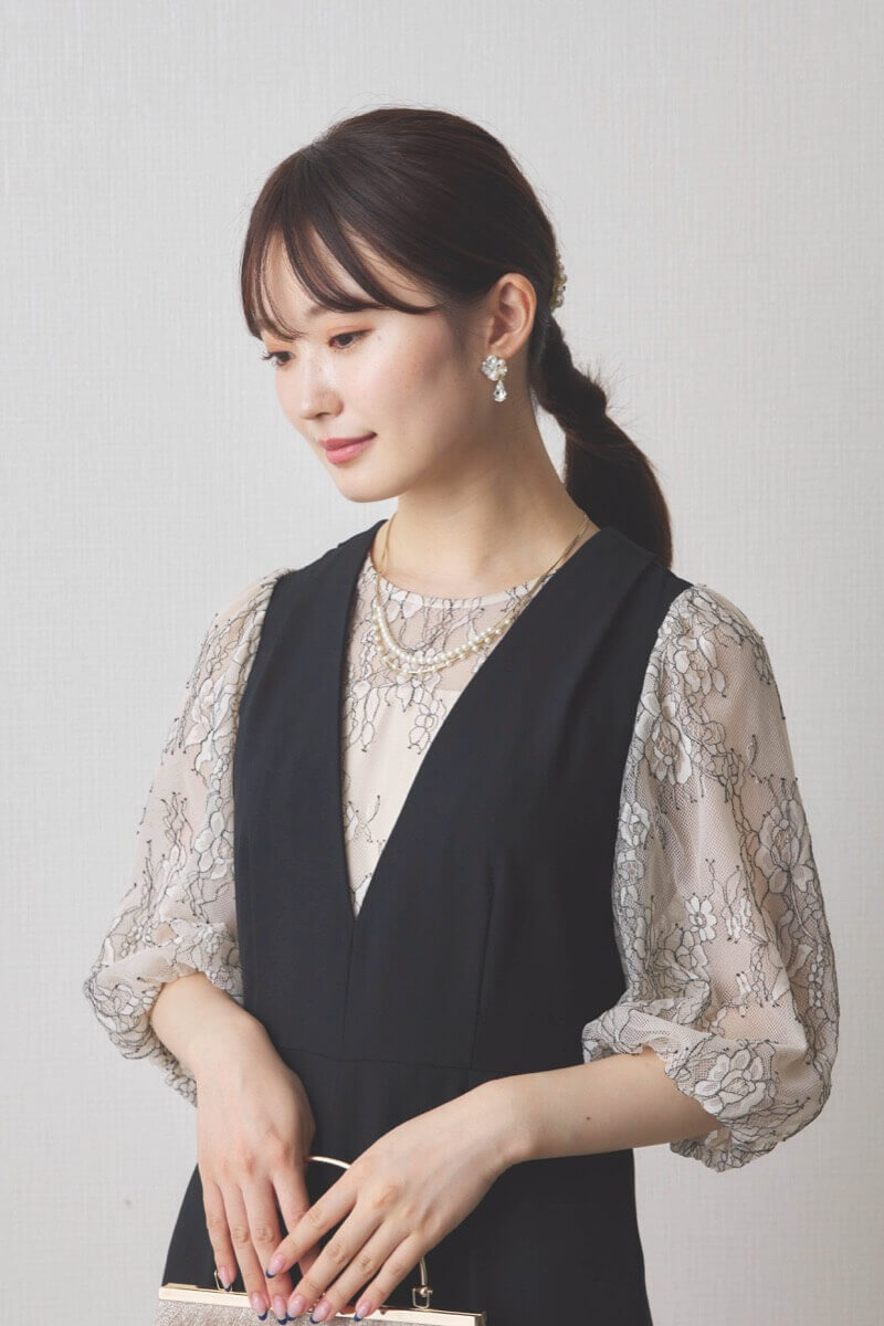 ブラックのレース袖オールインワンドレス