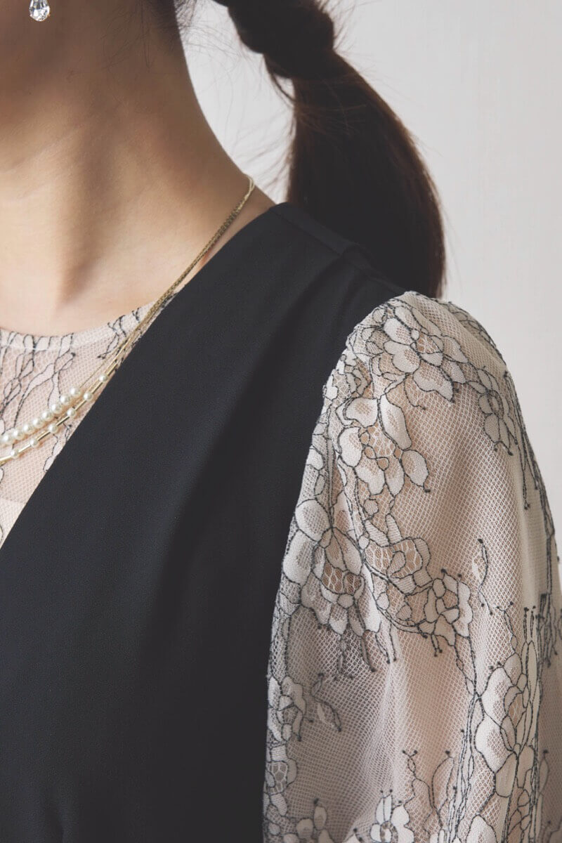 ブラックのレース袖オールインワンドレス