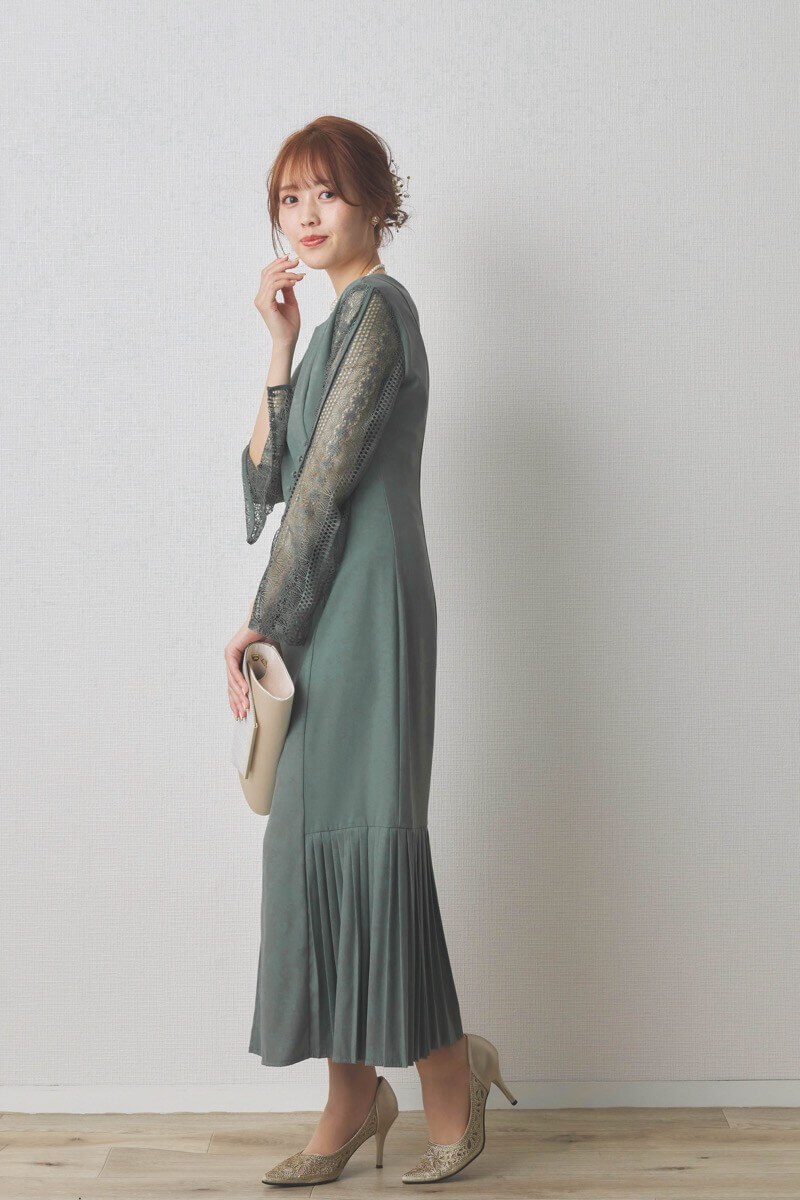 ダスティグリーンの裾プリーツマーメイドドレス