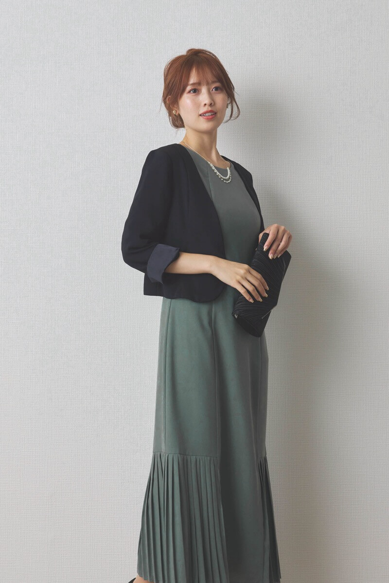 ダスティグリーンの裾プリーツマーメイドドレス