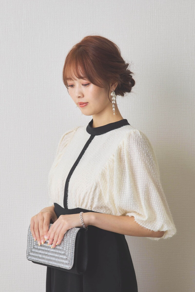 モノトーンの異素材MIXドレス