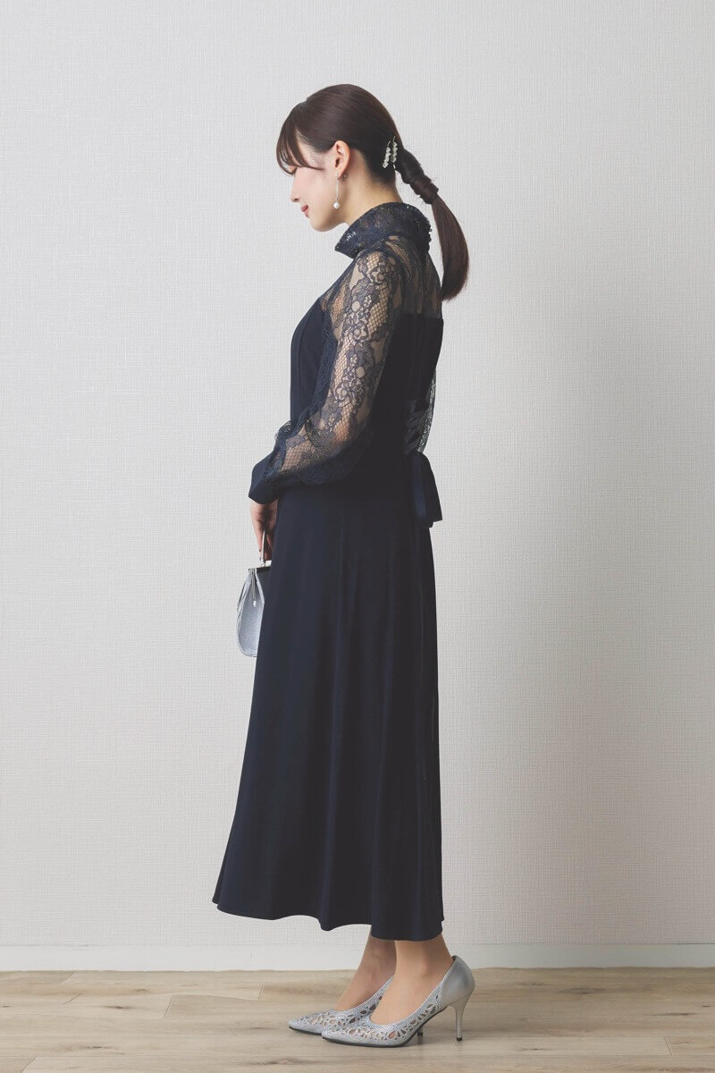 ネイビーのハイネック切替レースドレス