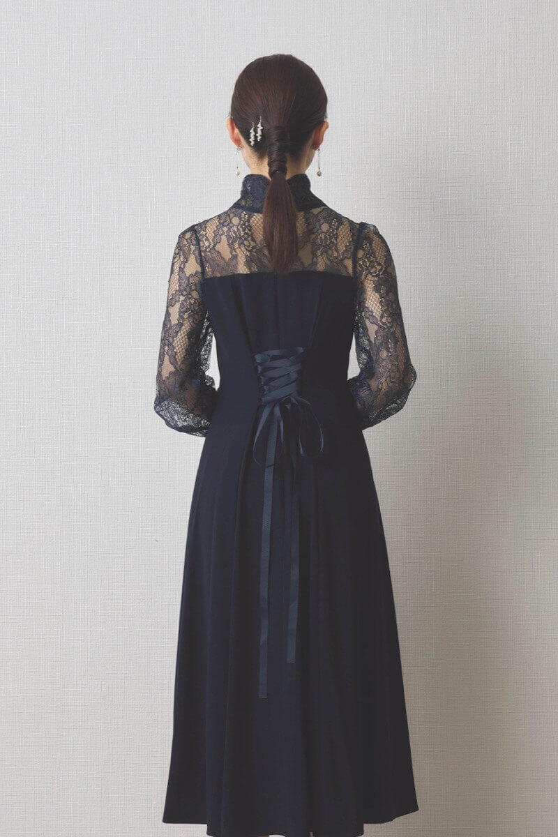 ネイビーのハイネック切替レースドレス