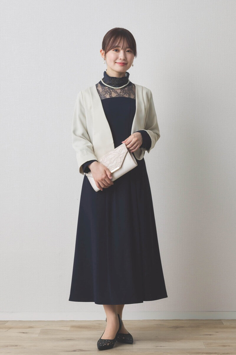 ネイビーのハイネック切替レースドレス