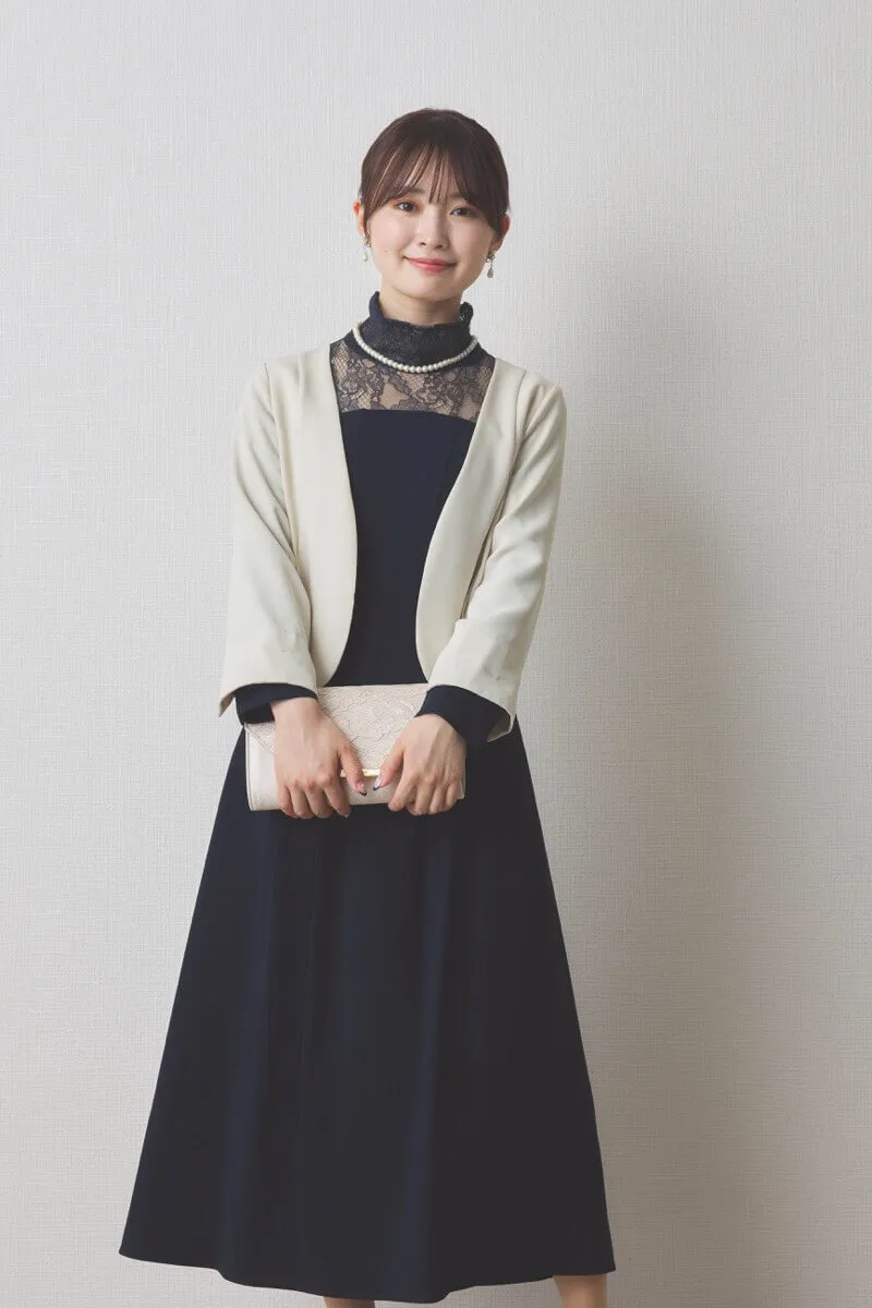 ネイビーのハイネック切替レースドレス