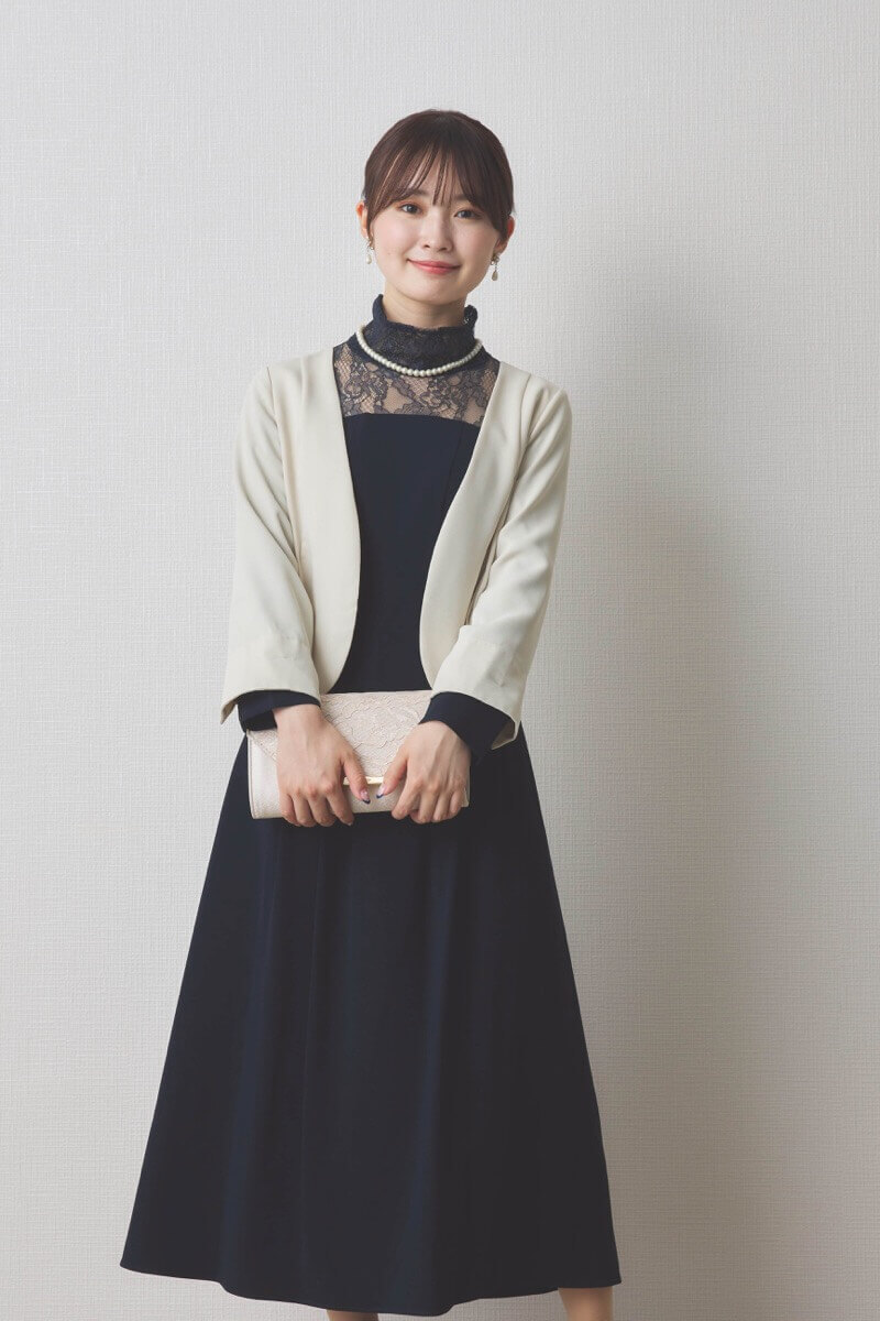 ネイビーのハイネック切替レースドレス