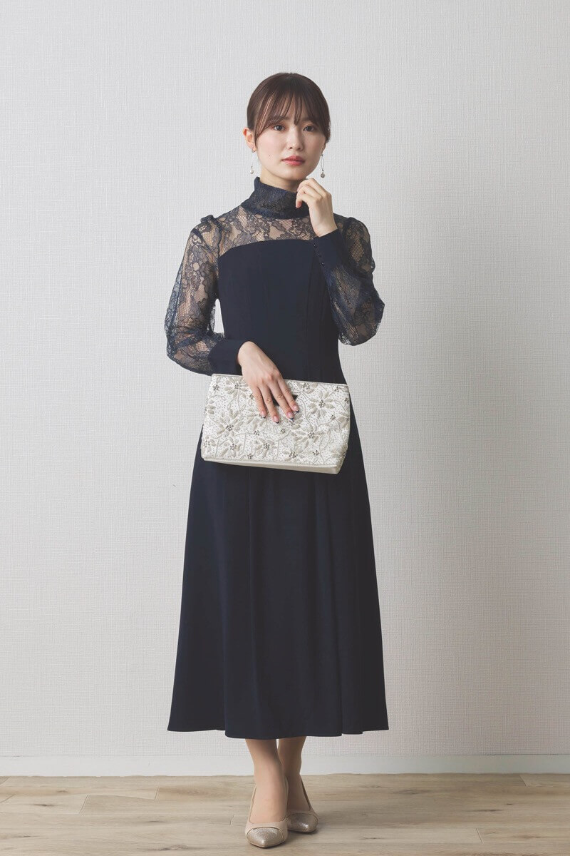 ネイビーのハイネック切替レースドレス