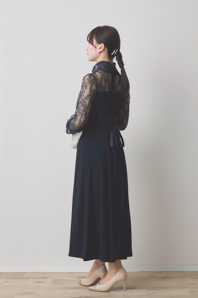 ネイビーのハイネック切替レースドレス