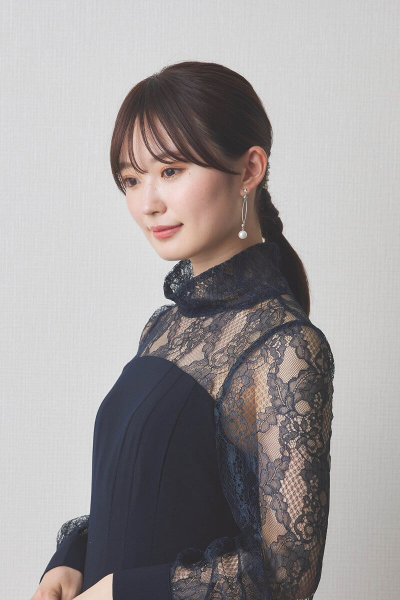 ネイビーのハイネック切替レースドレス